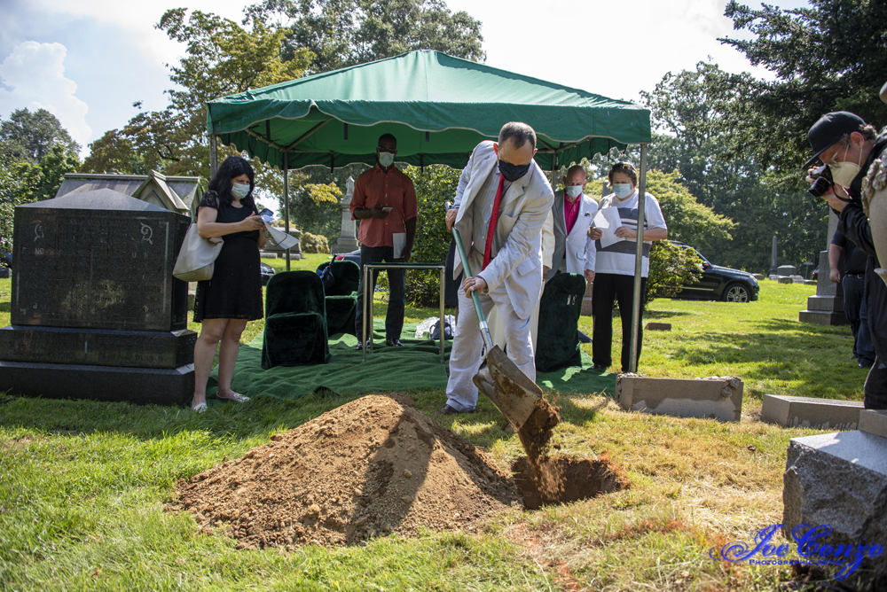 Covering Dorothy Parker grave. Credit: Joe Conzo, Jr.