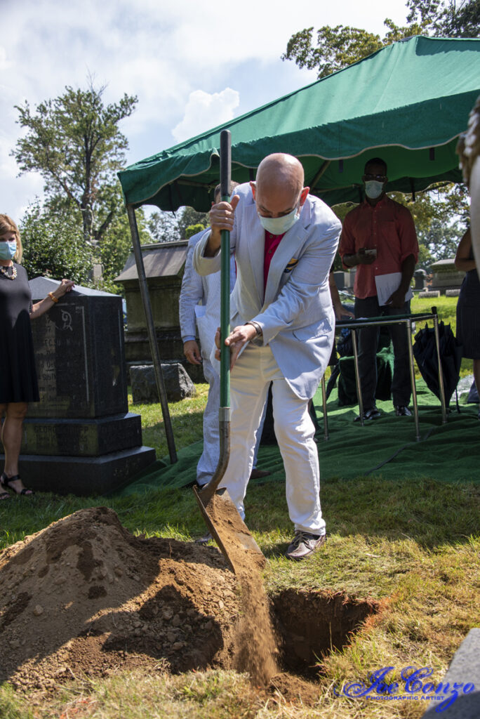 Bill Zeffiro covering grave. Photo: Joe Conzo, Jr.